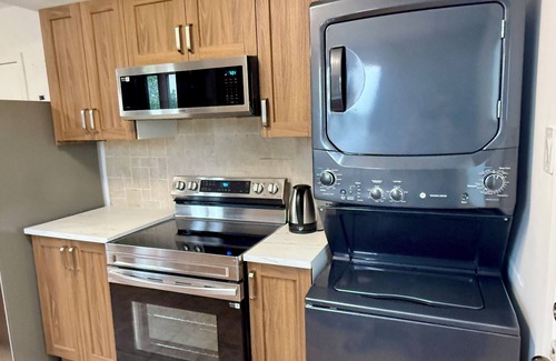Laval-des-Rapides Apartamento | Chic 3BR 5 Beds 5min walk to Metro Free Parking