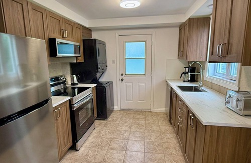 Laval-des-Rapides Apartamento | Chic 3BR 5 Beds 5min walk to Metro Free Parking