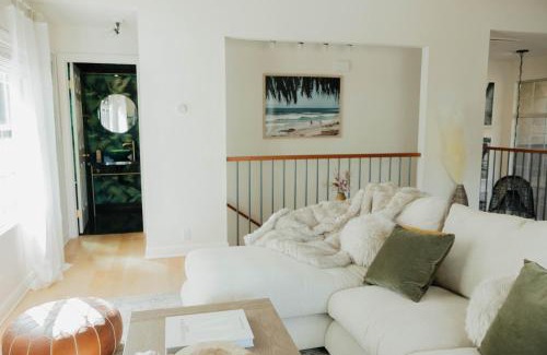 Crown Point Casa | Chic 3br Coastal Getaway Patio, Style & Comfort