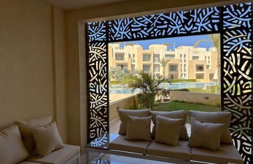 El Gouna Apartamento | Chic 3BR Ground Free Beach & Pool access at Mangroovy