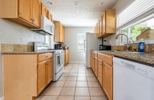 Lakeland Casa | Chic 3BR Lakeland Home Fenced Yard Sleeps 11
