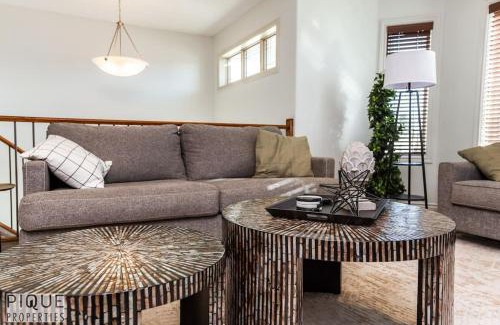Jasper Place Apartamento | Chic 3BR Modern Home - Wi-Fi - Netflix - Sleeps 8!