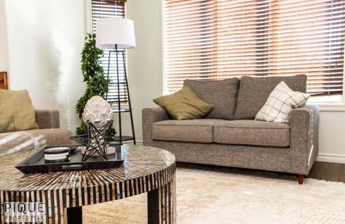 Jasper Place Apartamento | Chic 3BR Modern Home - Wi-Fi - Netflix - Sleeps 8!