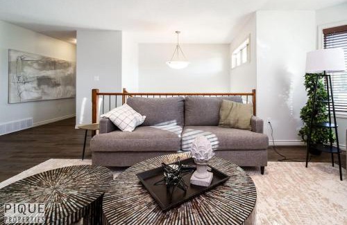 Jasper Place Apartamento | Chic 3BR Modern Home - Wi-Fi - Netflix - Sleeps 8!