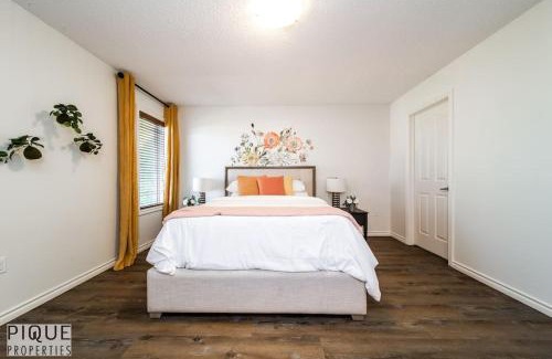 Jasper Place Apartamento | Chic 3BR Modern Home - Wi-Fi - Netflix - Sleeps 8!