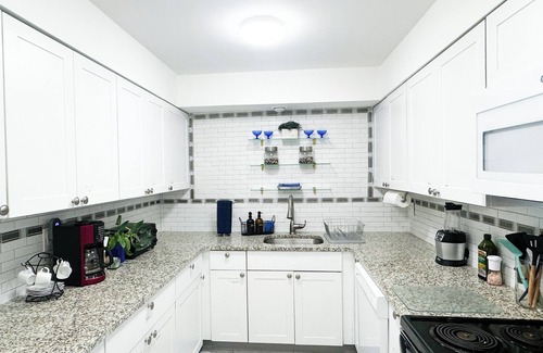 Central Oakland Park Casa | Chic 3BR Queen’s Oasis @ Blue Lizard- Adults ONLY