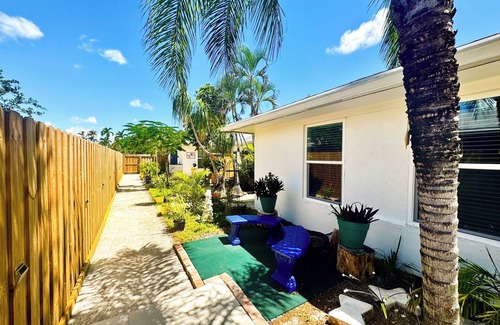 Central Oakland Park Casa | Chic 3BR Queen’s Oasis @ Blue Lizard- Adults ONLY