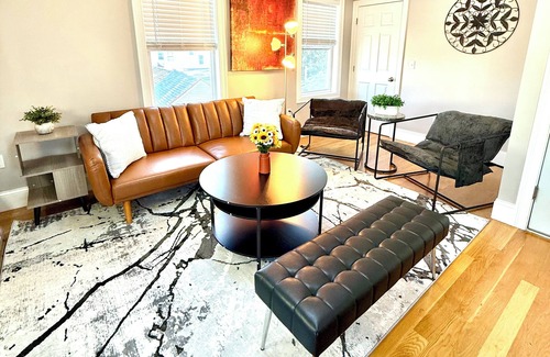 Dorchester Apartamento | Chic 3BR1.5BA City Stay - Near T + Parking