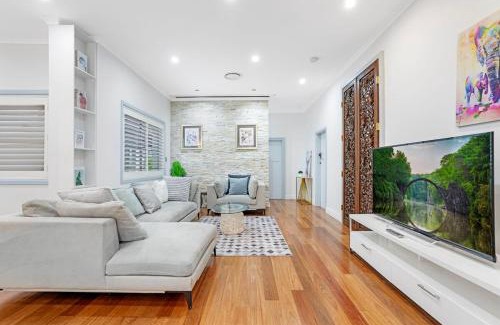 Five Dock Casa | Chic 4 Bedroom House at Five Dock