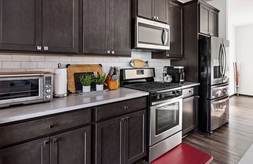 Highline Casa | Chic 5-Bedroom Seattle Retreat | Fireplace-Pets OK