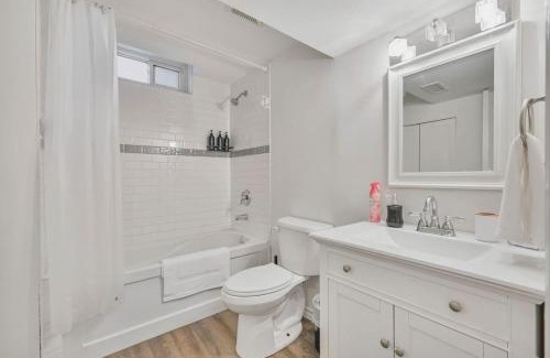 Whitby Apartamento | Chic and Bright 1BR Apt with Free Wifi and Parking