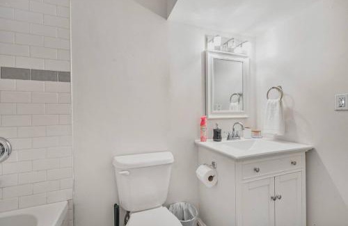 Whitby Apartamento | Chic and Bright 1BR Apt with Free Wifi and Parking