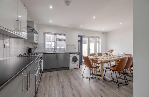 Slough Casa | Chic and Comfy 4 Bedroom Stay Baylis Road