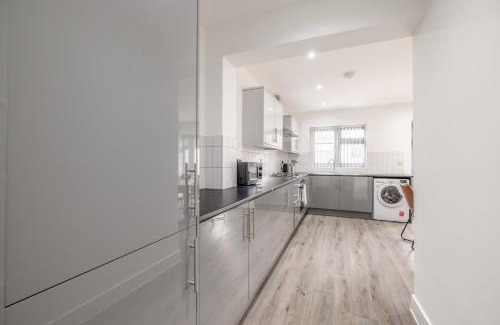 Slough Casa | Chic and Comfy 4 Bedroom Stay Baylis Road