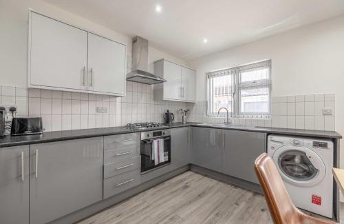 Slough Casa | Chic and Comfy 4 Bedroom Stay Baylis Road