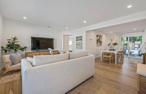 North Whisman Casa | Chic and Comfy Home in the Heart of Silicon Valley