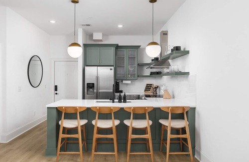 Cleveland Park Condominio | Chic and Cozy Designer Condo 3 Miles to Downtown