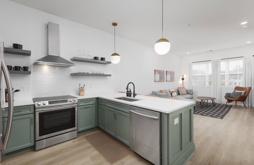 Cleveland Park Condominio | Chic and Cozy Designer Condo 3 Miles to Downtown