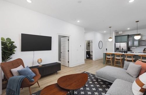 Cleveland Park Condominio | Chic and Cozy Designer Condo 3 Miles to Downtown