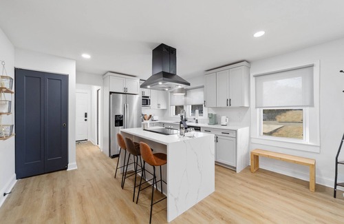 Gastonia Casa | Chic and cozy home near the hospital: 3 comfy rooms, TVs, stylish amenities.