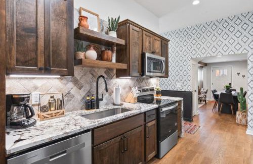 Greenwood Casa | Chic and Cozy - Walk to Bars, Coffee, and Restaurants