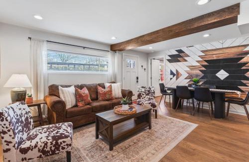 Greenwood Casa | Chic and Cozy - Walk to Bars, Coffee, and Restaurants