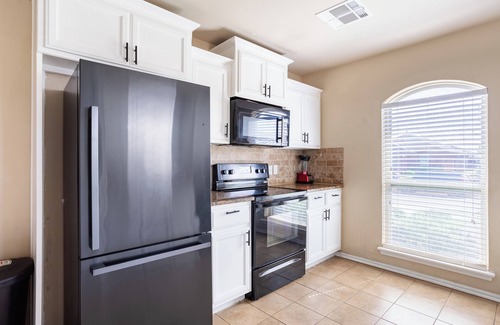 Oklahoma City Casa | Chic and Cozy: Your Ideal 3BR, 2BA Escape !
