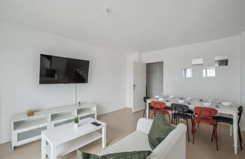 Cergy Apartamento | Chic and spacious apart with parking