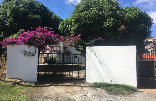 Rodney Bay Apartamento | Chic apart in Rodney Bay complete with A/C and internet access.