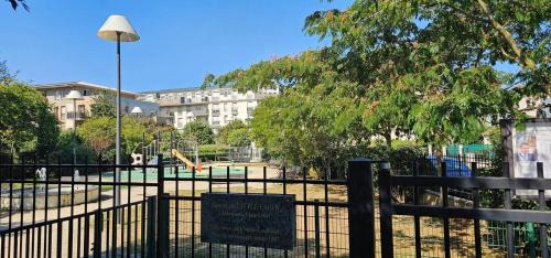 Le Bourget Apartamento | Chic Appartement Design et Securise avec parking, Proche Paris I CDG