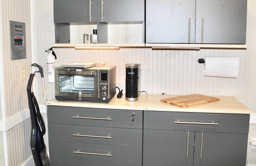 Candler Park Cabaña | Chic Art Cottage in Historic Candler Park - Near Mulberry Fields, Close to City Buzz