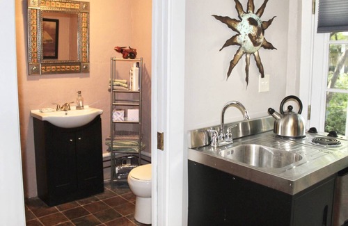 Candler Park Cabaña | Chic Art Cottage in Historic Candler Park - Near Mulberry Fields, Close to City Buzz
