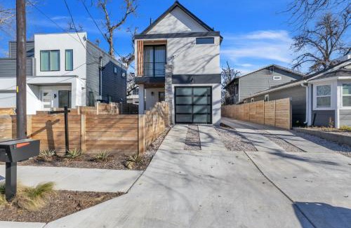 Holly Casa | Chic Austin Getaway brand new with rooftop patio