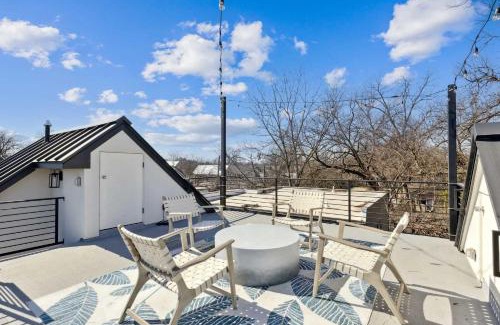 Holly Casa | Chic Austin Getaway brand new with rooftop patio