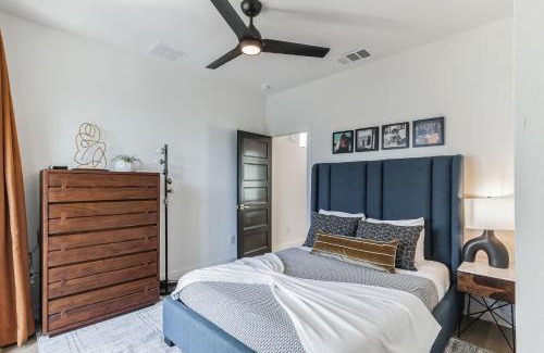 Holly Casa | Chic Austin Getaway brand new with rooftop patio