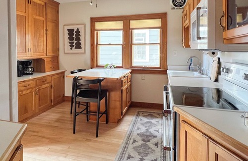 Bay View Casa | Chic Bay View Getaway - Charming 2-bedroom duplex with WiFi in amazing Milwaukee
