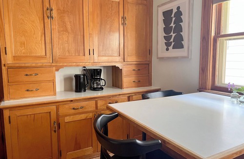 Bay View Casa | Chic Bay View Getaway - Charming 2-bedroom duplex with WiFi in amazing Milwaukee