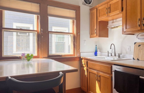 Bay View Casa | Chic Bay View Getaway - Charming 2-bedroom duplex with WiFi in amazing Milwaukee