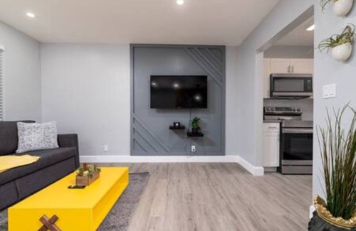 Coral Shores Apartamento | Chic & Beautiful 1BR Zebra Condo in Coral Ridge
