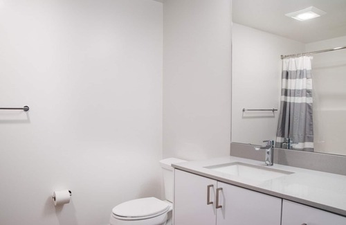 Wilburton Apartamento | Chic Bellevue Studio w/ Gym & W/D, near Spring District, by Blueground