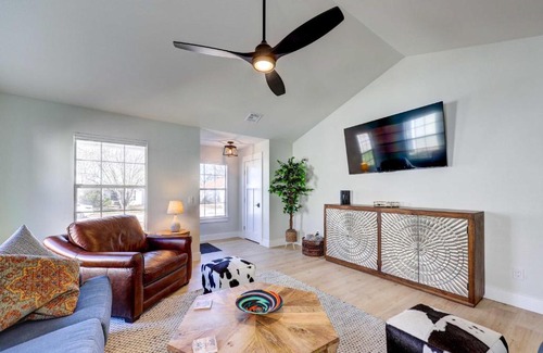 Bentonville Casa | Chic Bentonville Home with Patio and Fire Pit!