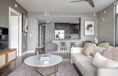 Woodmont Triangle Apartamento | Chic Bethesda 2BE w/ W/D, Gym & Pool, nr dining, by Blueground