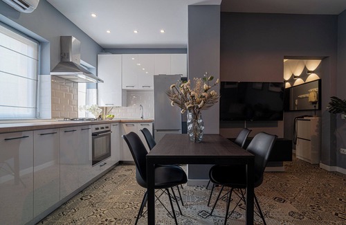 Bucharest City-Centre Apartamento | Chic Black & White 2BR on Dambovitei