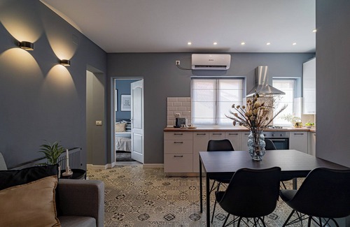 Bucharest City-Centre Apartamento | Chic Black & White 2BR on Dambovitei