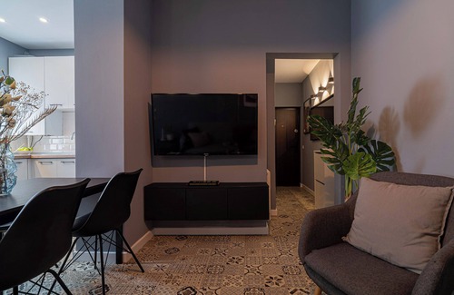 Bucharest City-Centre Apartamento | Chic Black & White 2BR on Dambovitei