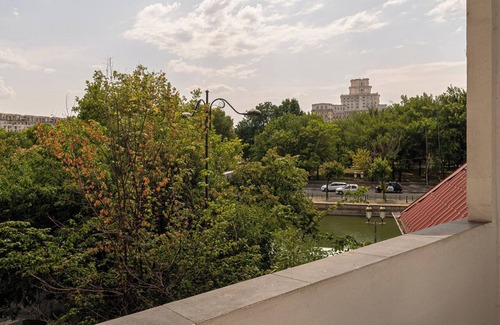 Bucharest City-Centre Apartamento | Chic Black & White 2BR on Dambovitei