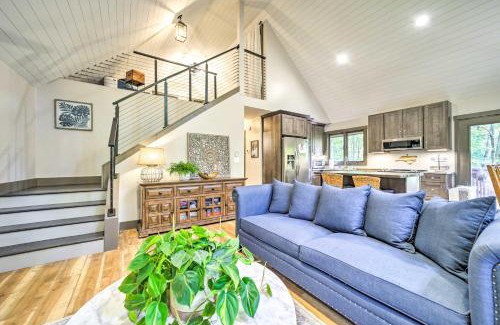 Brevard Casa | Chic Brevard Cabin - Nature, Trails, and Water!