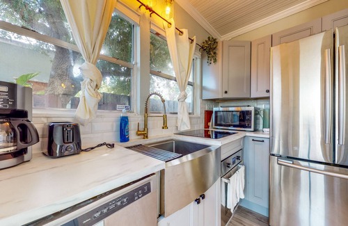 Sailboat Bend Casa | Chic bungalow in Historic District, near Los Olas & downtown - dog-friendly