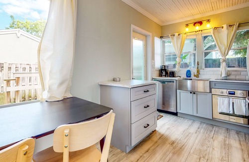 Sailboat Bend Casa | Chic bungalow in Historic District, near Los Olas & downtown - dog-friendly