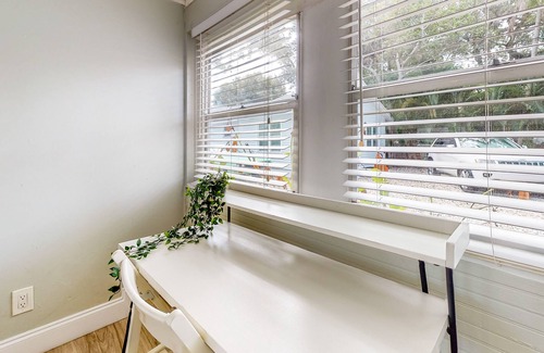 Sailboat Bend Casa | Chic bungalow in Historic District, near Los Olas & downtown - dog-friendly